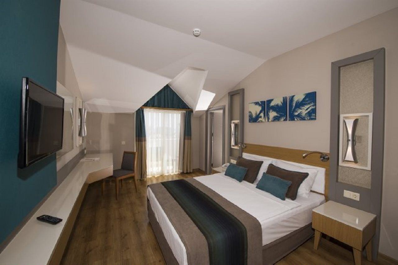 Palm World Side Resort & Spa Exterior photo